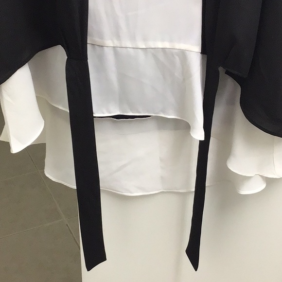 ONE PIECE TANK TOP THAT LOOKS LIKE TWO PIECES.  BLACK AND WHITE - Picture 4 of 10